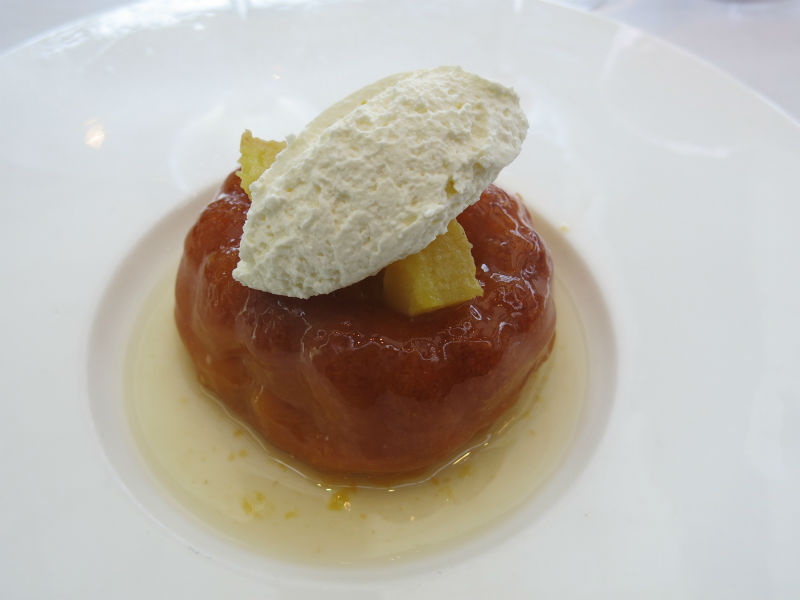 Le baba au rhum et sa crème chantilly