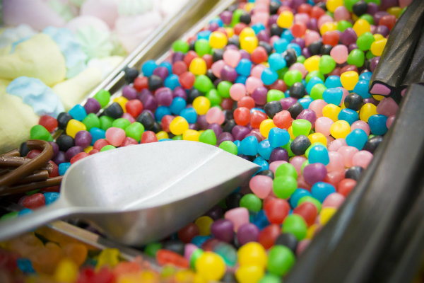 La fabrication d'un collier de bonbons Dragibus